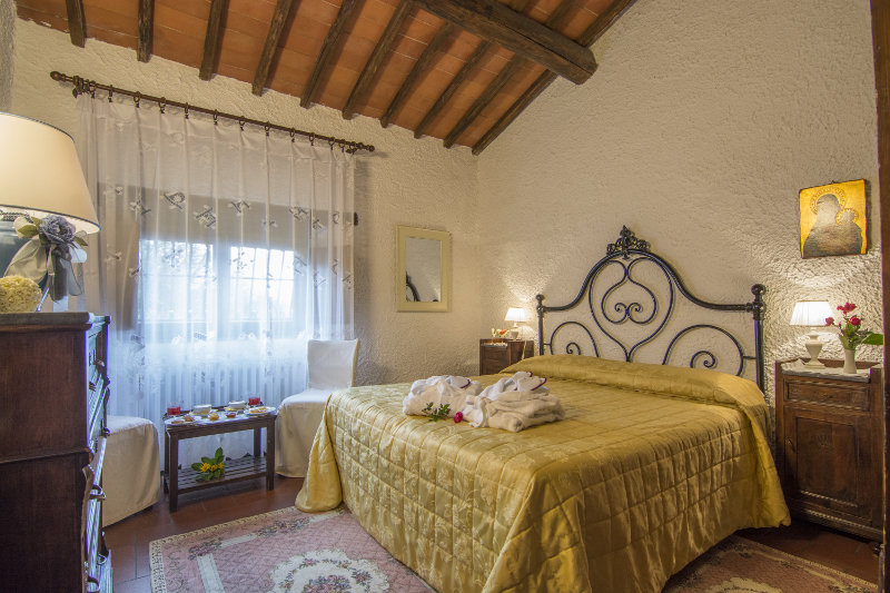1) -5% discount on our best rates;
2) Country amenities in all room categories (room Set Tea-Coffee, Set relax Olive oil);
3) Minibar free;
4) A free tasting at the wine-shop “La Cantinetta”;
5) Wi-Fi & Internet Point;
6) Free private parking.